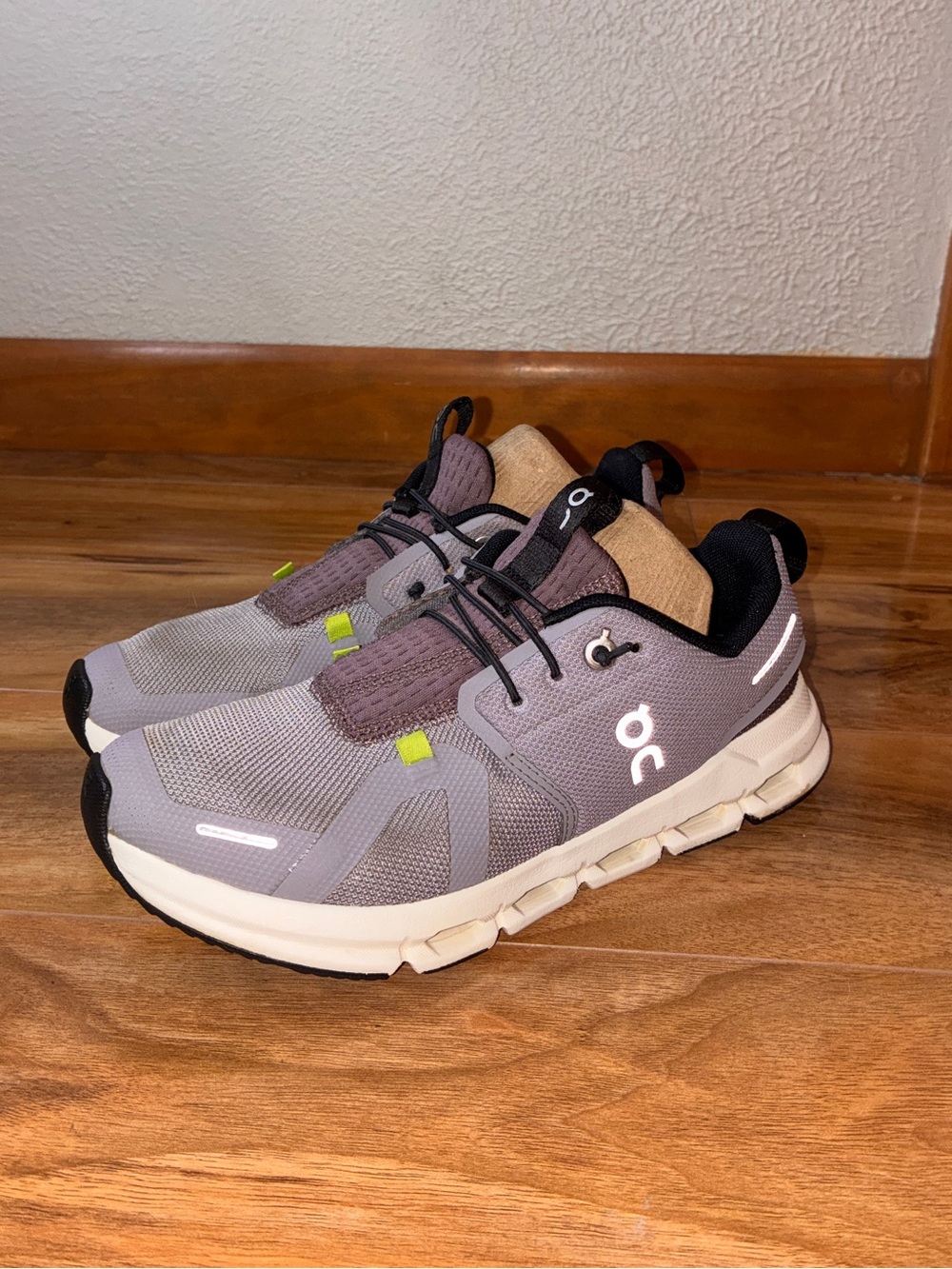 On Cloud Sky Kid’s Athletic Shoe Sneakers, zing purple grape- size 3.5